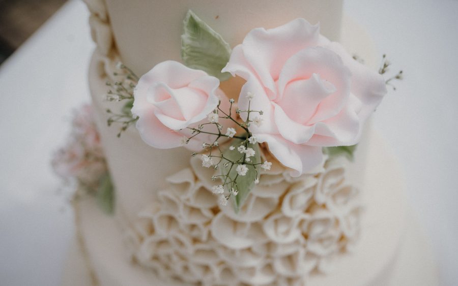 Why your outdoor wedding cake cannot be buttercream