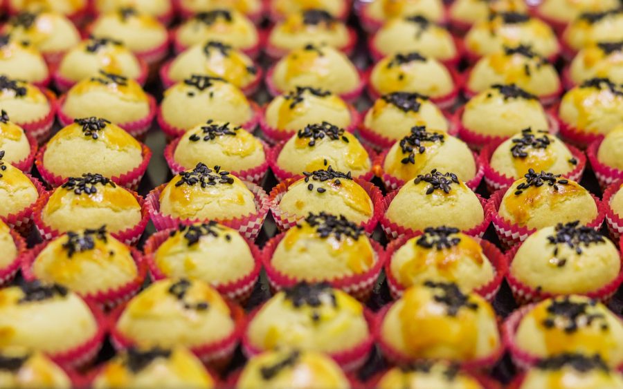 A hundred and forty cupcakes for a school morning