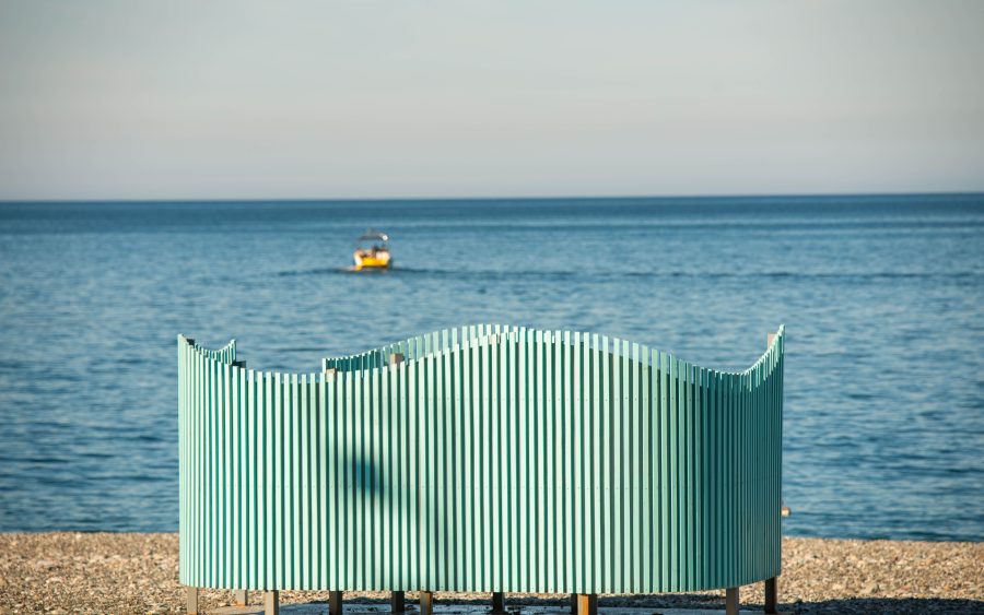The visitor beach, the screen and the changing rooms