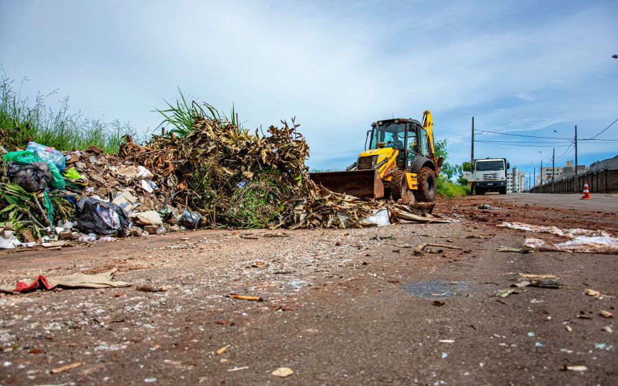 Garden and building waste, by the load